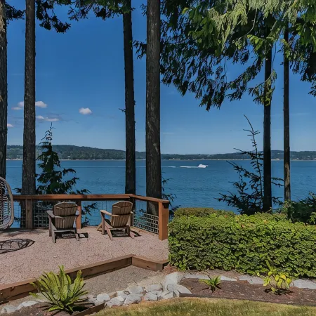 Private Beach in Little Norway, Hot Tub, 4000 sqft and more!