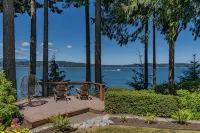 Private Beach in Little Norway, Hot Tub, 4000 sqft and more!