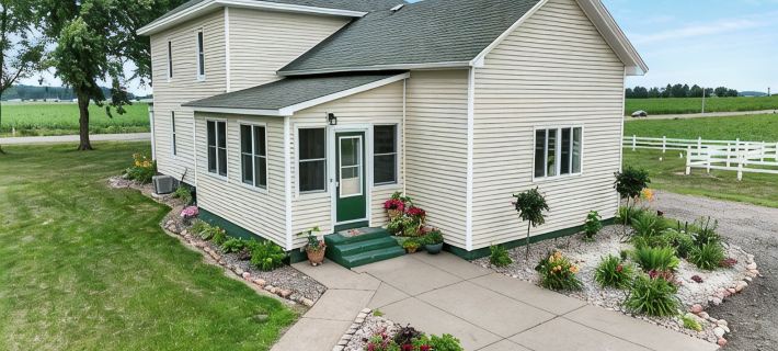 Historical Luxury Country Farmhouse Hotels in Chippewa County