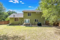Family Retreat Close to Shopping and Town Fun! King Master Suite & Pack N Play - Balkon