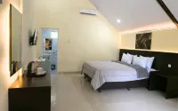 Augusta Hotel & Glamping Sukabumi - parking