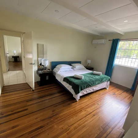 Spacious 6-bedroom house in lovely Christ Church with WiFi, AC