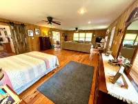 The Cozy Cute Rustic Lodge close to everything. Clean & Spacious- Fire Pit. - Gym