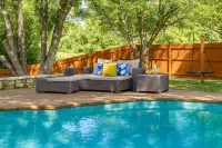 Elegant 5BR w/ Private Pool, Dock and Game Room - Pools