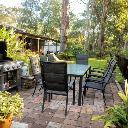 Quirky 4-bedroom home with gardens, wildlife, privacy, peace - 4 mins to beaches