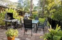 Quirky 4-bedroom home with gardens, wildlife, privacy, peace - 4 mins to beaches - Wifi