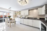 Radiant Retreat Ideal for LegoLand, Windsor, & LHR - Boutique
