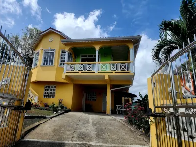 Perfect  getaway with amazing sunsets, 5 min walk from the Beach. Pet friendly! Hotels in 