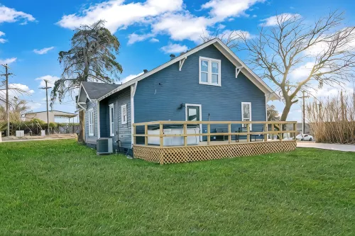 Renovated Bungalow - Downtown - HOT TUB -Dreamy Clawfoot tub! LUXURY!