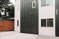 Rooftop Lake Union & Skyline Views -- New Eco Home in Wallingford Hotels in Wallingford