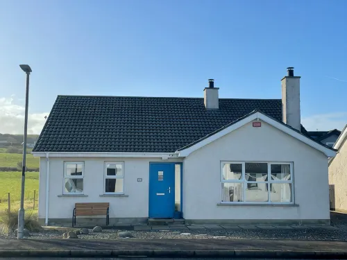 Central Portballintrae Coastal Bungalow. - 3-Star