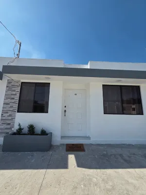 Charming 1-bedroom house with WiFi, AC in peaceful Las Flores  호텔