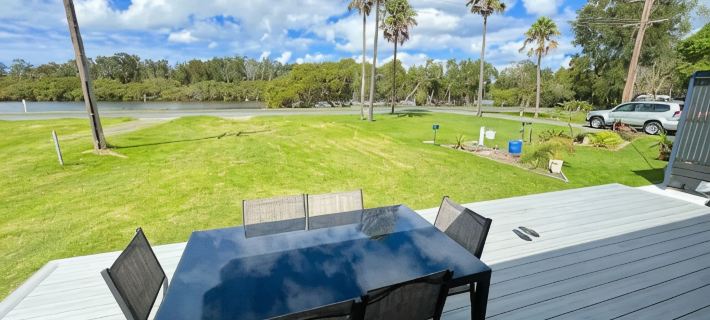 Lakeside House Tuncurry with deck overlooking the lake 포스터 호텔