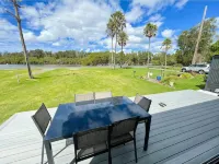 Lakeside House Tuncurry with deck overlooking the lake فنادق في تونكوري