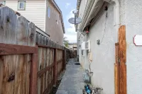 Spacious Modern Studio with a private entrance nearby Sequoia N Park - Wifi
