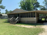 LOTS of parking for vehicles and boats. Large porch with swing and table, chairs - 2つ星