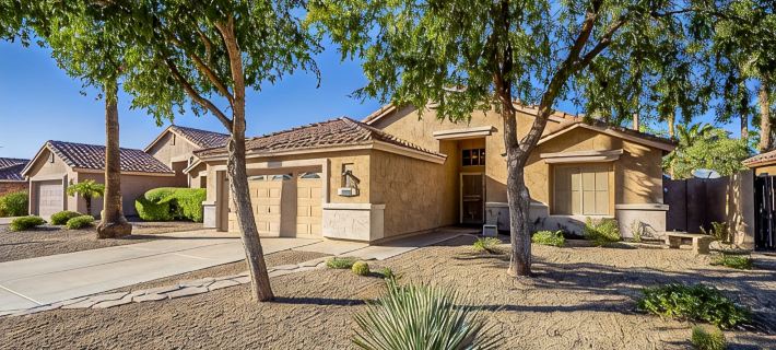 ~Heated Pool/Spa, King Bed, Amazing Backyard & Location! Hiking, Biking, Parks ギルバートのホテル