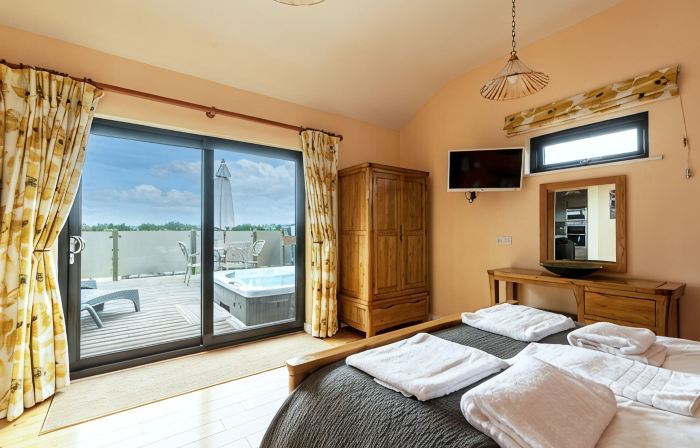 Buttercup lodge - sleeps 4/5 with hot tub & countryside views