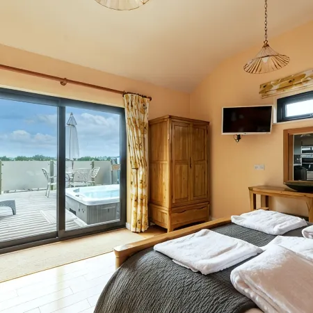 Buttercup lodge - sleeps 4/5 with hot tub & countryside views