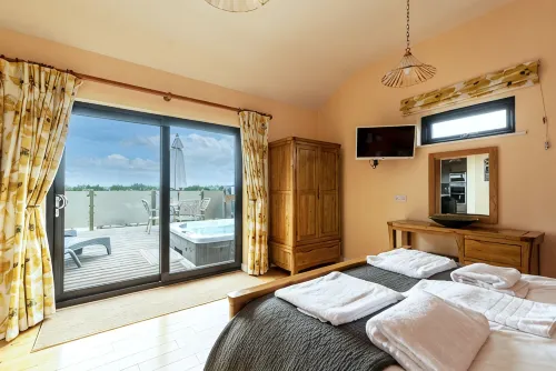 Buttercup lodge - sleeps 4/5 with hot tub & countryside views