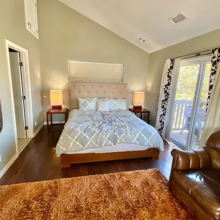 Modern 6 bedroom retreat, stunning lake views, close to village!