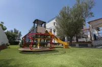 Ticho's Greenblu Hotel - parking