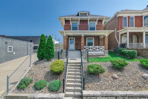 The Big House, Historic 4-Bedroom Home With Custom Art And Dedicated Workspace - Homestays