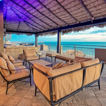 Luxury 4Bd Penthouse, Ocean VIEWS, 2 king suites, pvt jacuzzi, beachfront resort