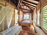 Character house overlooking the golf course and the bay of the Three Islets - 游泳池