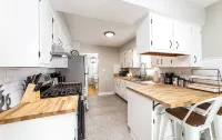 Simple and Sweet I 2 BR 1 BA Home in Lansing - บังกะโล