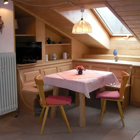 Well-kept attic apartment with mountain views, free WiFi, TV, Chiemgau map, ...
