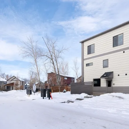Spacious & Industrial Condo - Perfect for the Whole Gang! Dogs Ok & Great Rates!