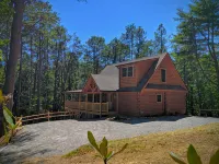 Cabin life near Asheville/Hendersonville. Secluded but still convenient escape!