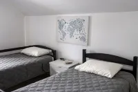 The Sunny Side! Convenient and Sleeps 6!