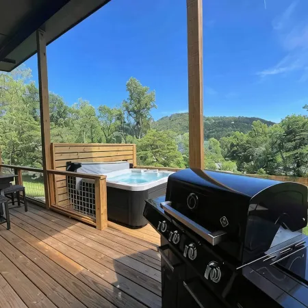Modern Cabin for 8,w/Hot Tub+mtn view+1m from downtown Clayton, Outdoor Space