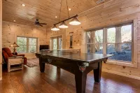 LOG HOME - NEXT TO CREEK / FIREPLACE / HOT TUB / HIKING TRAILS / PET FRIENDLY
