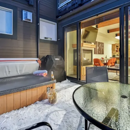 skiNewpark33: Walkable w/View, Deck, Hot Tub, Garage