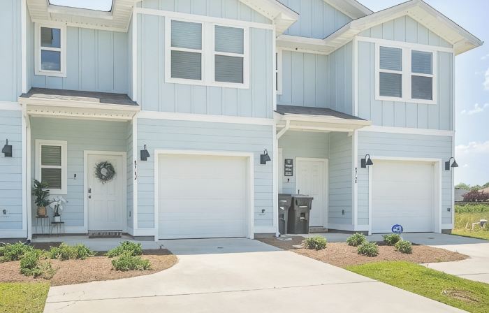 Luxury Townhome - Pool Access - Fast WiFi - Near Beaches & Shopping