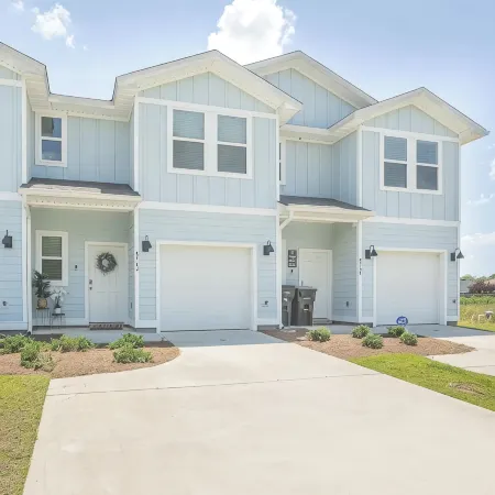 Luxury Townhome - Pool Access - Fast WiFi - Near Beaches & Shopping