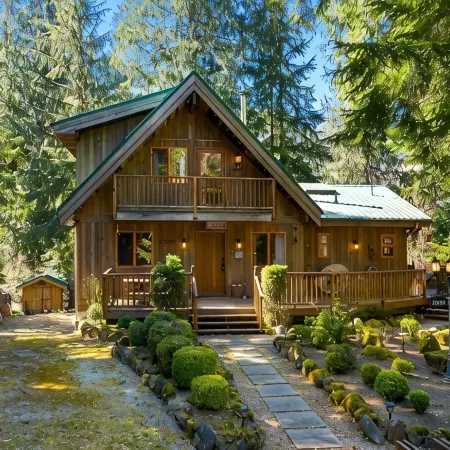 Glacier Creek Chalet- A spacious mountain retreat. Family and pet friendly.