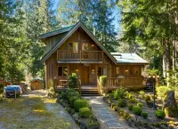 Glacier Creek Chalet- A spacious mountain retreat. Family and pet friendly.
