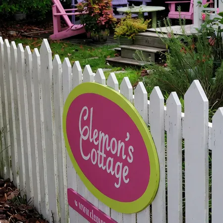 Beach cottage in the heart old town Manteo 0BX.  welcome
