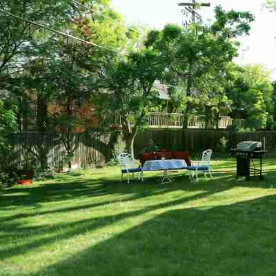 CHEERFUL 3 BEDROOM HOME WITH HUGE BACKYARD Hotel Exterior