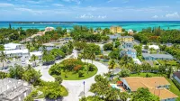 4-bedroom House with private Pool - walking distance to Baha Mar and Beach