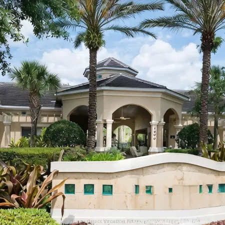 Windsor Hills Resort - Pool View and 2 miles from Disney World!
