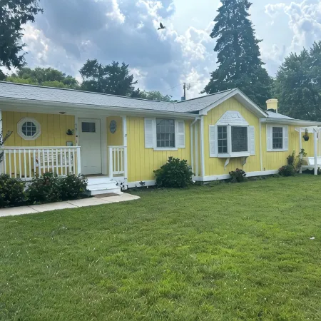 Escape with Your Pet to Sunny Place Cottage!