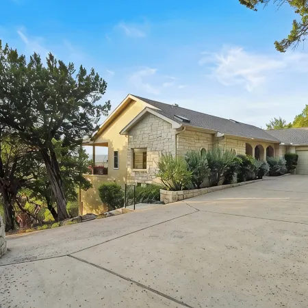 Lake Travis Chic with MILES of views and Awesome amenities