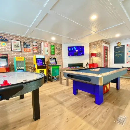Time Traveler - Hot Tub, firepit, grill, games, and fun!