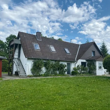 Kleine Ferienwohnung , Direkt am Deich und Hafen von Eckwarden mit Gartennutzung
