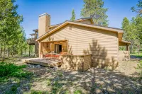 Cozy Sunriver Home w/ AC, Fireplace, HotTub, 8 SHARC Passes, Outdoor Heaven - บูติค